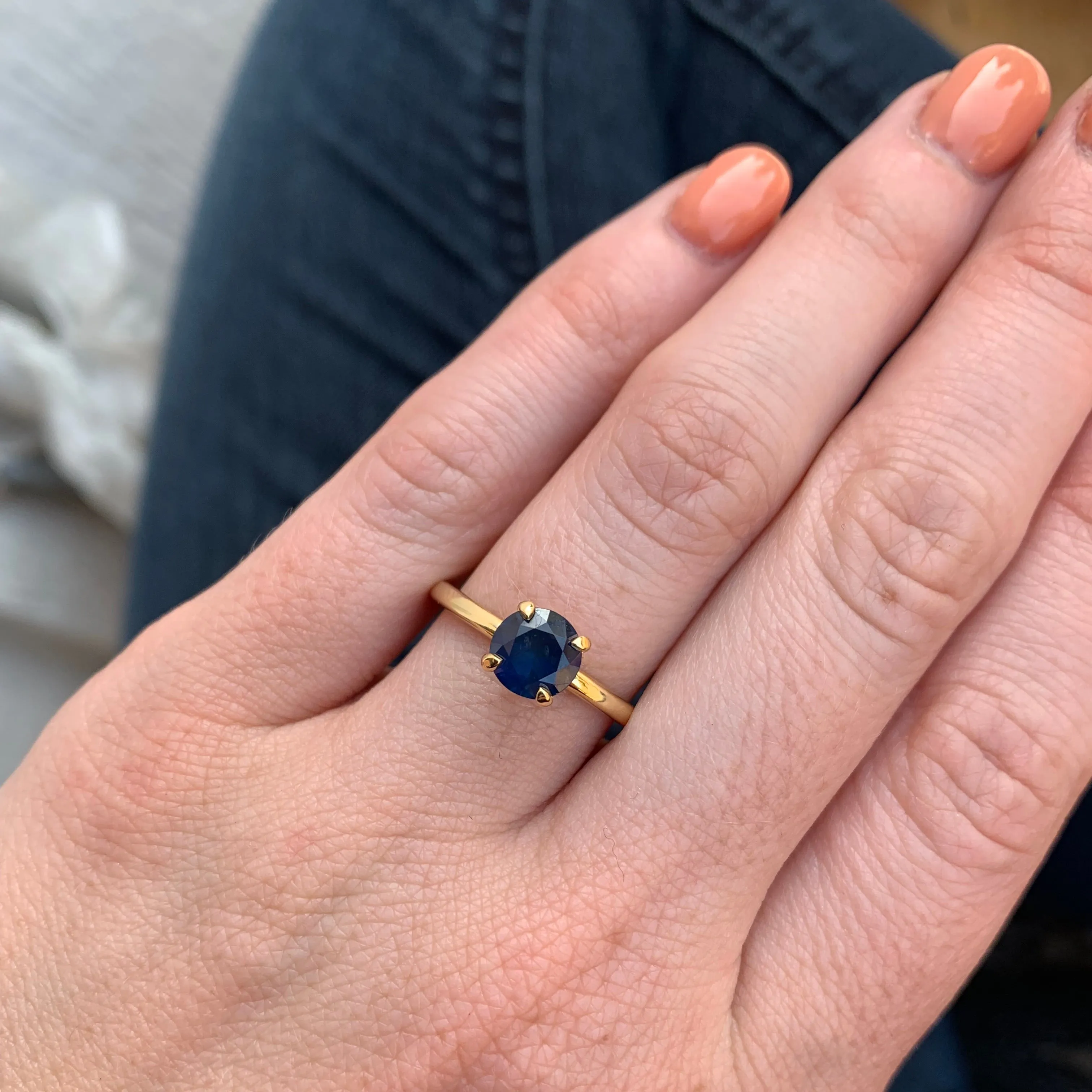 1.03ct Round Blue Sapphire Solitaire In 18k Yellow Gold