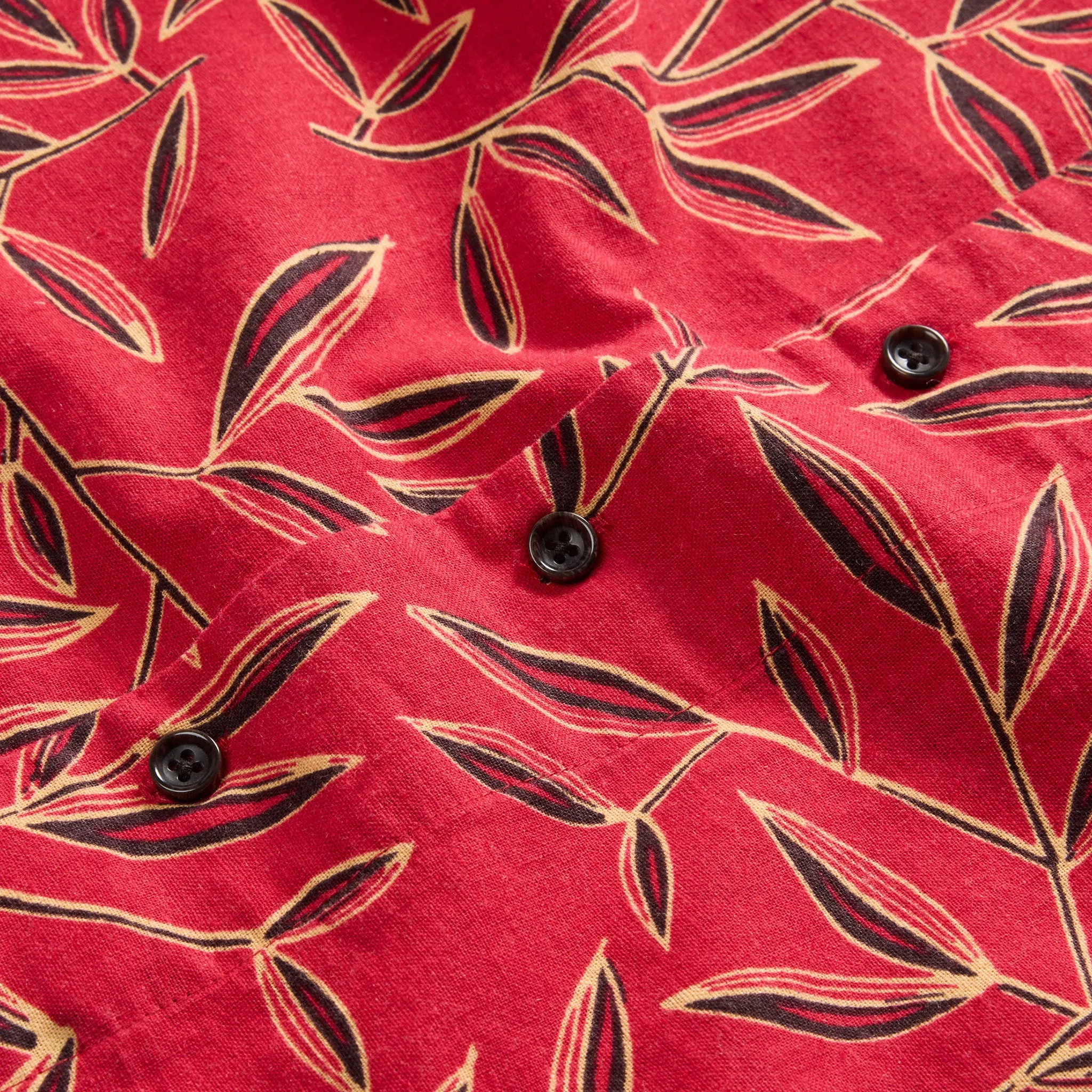 The Short Sleeve Hawthorne in Scarlet Thatch